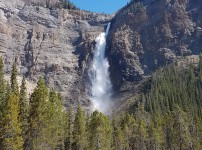 대자연의 거대한 함성, 요호 국립공원의 심장 '타카카우 폭포(Takakkaw Falls)'